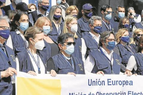 Observadores de la Unión Europea posan para una fotografía antes de su despliegue por el país el pasado sábado en Bogotá.