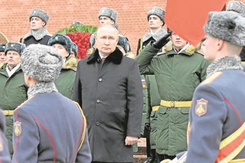 En medio de la crisis militar, el presidente Vladímir Putin asistió ayer a una ceremonia de colocación de coronas en la Tumba del Soldado Desconocido en el Jardín Alexander del Kremlin en Moscú.