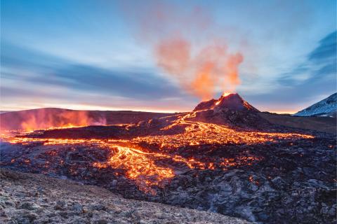 Lanzan alerta por posible erupción de volcán en Islandia y desata temor: ya evacuaron
