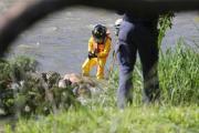 ¡Horror! Hallan la cabeza y tronco de una mujer flotando en el río: no encuentran las demás partes