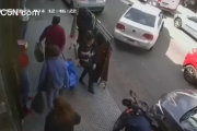 ¡Tragedia, en video! Conductor sufrió convulsión y acabó matando a abuelita que caminaba