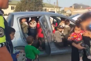Pillan a profesora llevando 25 niños dentro de un carro a sus casas: ¡metió a 3 en el baúl!