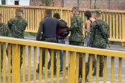 Joven casi toma fatal decisión en puente de Cajamarca: así lo salvaron de caer al vacío