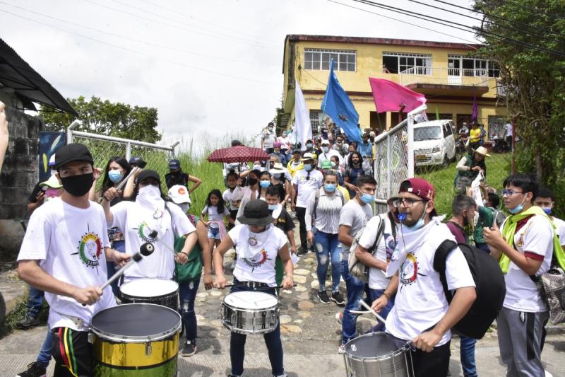 Jóvenes ambientalistas tocando sus instrumentos en la marcha carnaval