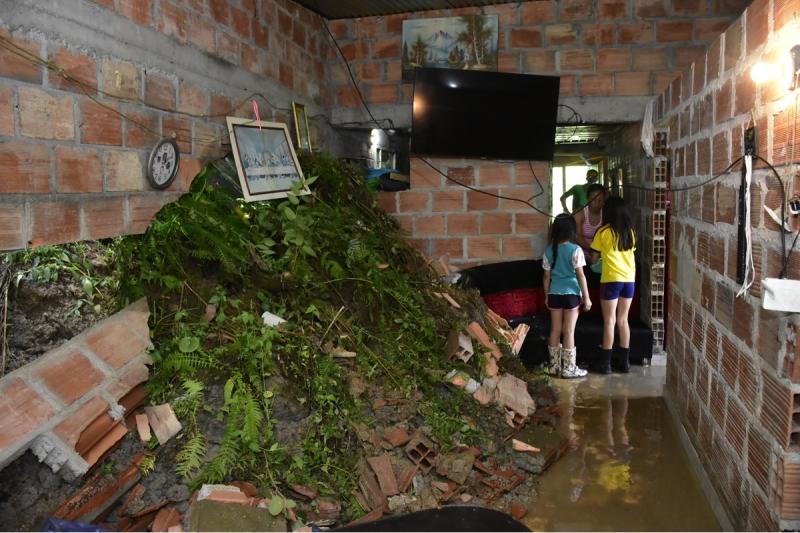 La pared de una humilde vivienda del barrio La Martinica se vio afectada por un deslizamiento