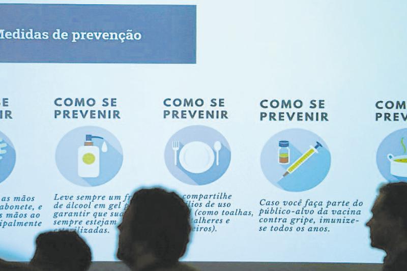 Las autoridades sanitarias en Brasil mostraban ayer detalles de prevención contra el coronavirus durante una conferencia de prensa del ministro de Salud, Luiz Henque Mandetta, en la capital, Brasilia.