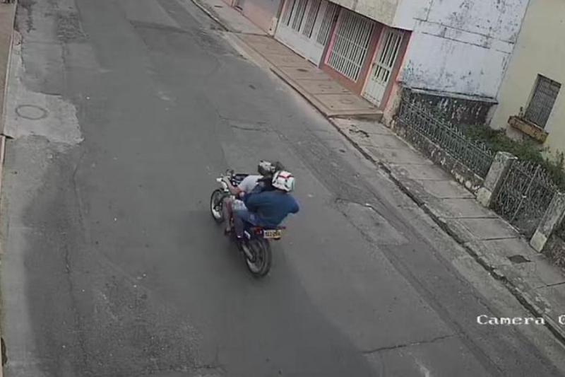 Este es el momento en el que los ladrones huyen en la moto hacia el sector de La Coqueta. 