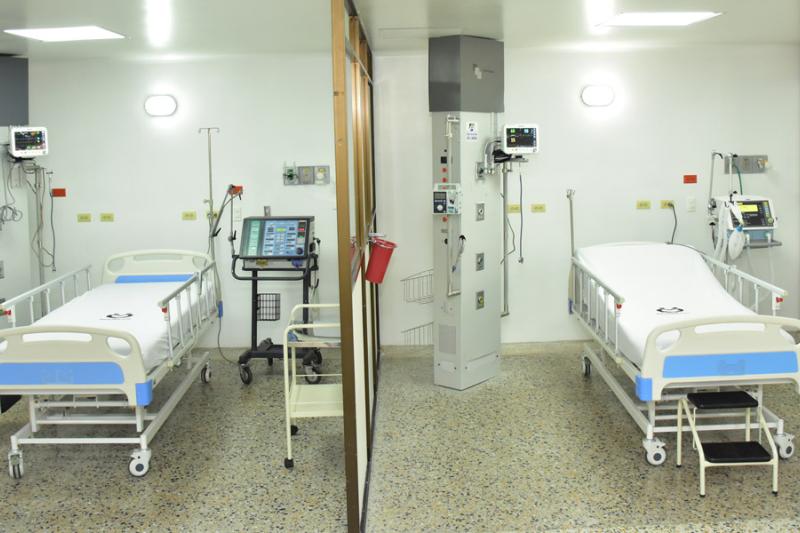 En el hospital se dispusieron 10 camas UCI con equipos completamente nuevos. 
