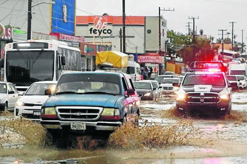 Una avenida inundada tras unas fuertes lluvias el 23 de agosto pasado, en Los Cabos, en Baja California Sur (México).