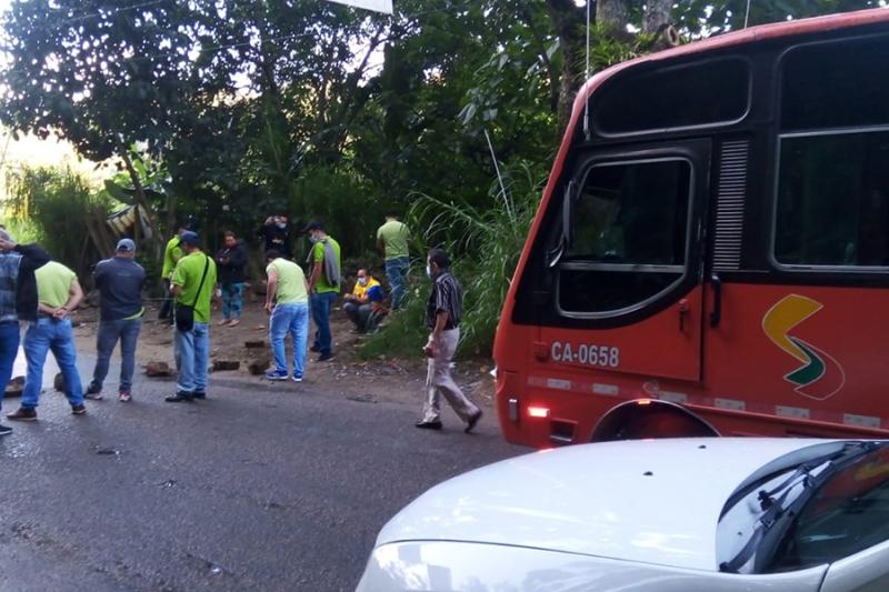 El miércoles, conductores de Flota Cámbulos, bloquearon el paso de los vehículos de La Ibaguereña. 