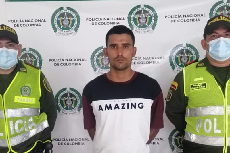 Carlos Andrés Reyes Arana, de 29 años de edad, con el arma de fuego incautada. 