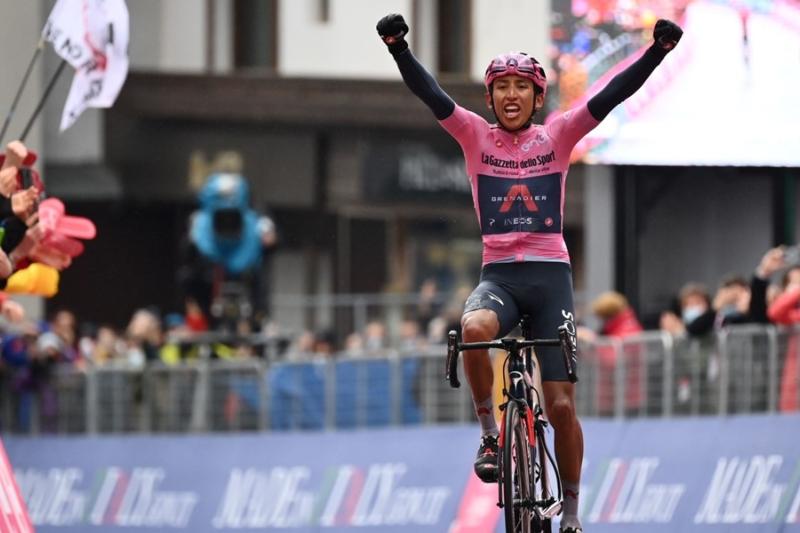 En 2021 logró la maglia rosa en el Giro de Italia y aportó la victoria número 12 para el Ineos en una grande.