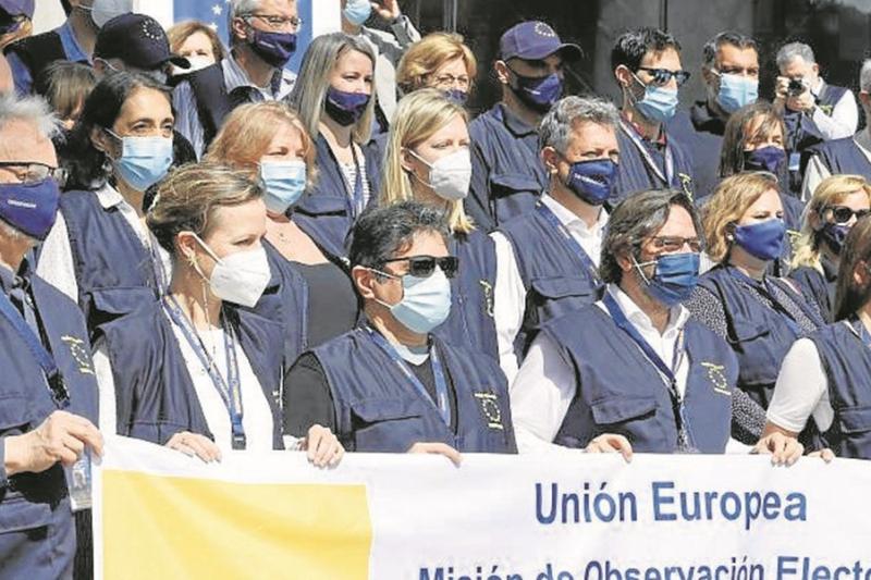 Observadores de la Unión Europea posan para una fotografía antes de su despliegue por el país el pasado sábado en Bogotá.