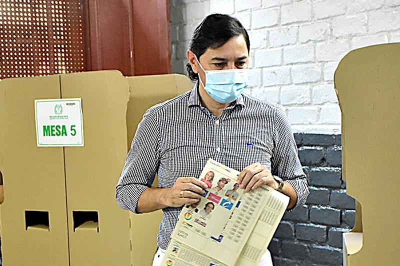 El mandatario local dejó ver su voto a los medios de comunicación que estuvieron en la I. E. Simón Bolívar el día de las elecciones. 