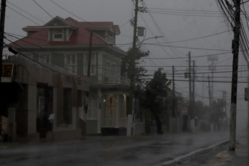 Una calle de Puerto Rico afectada por el paso de una tormenta tropical.  