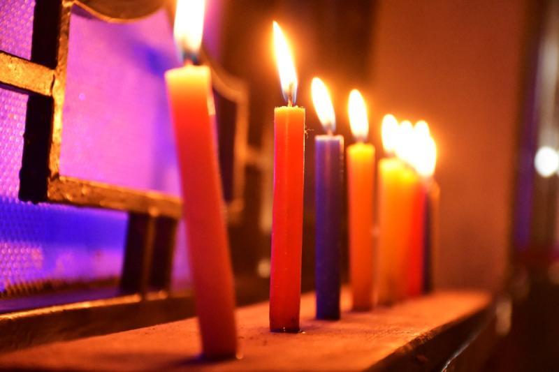 Día de las Velitas: el significado según el color de las velas, según la  astrología