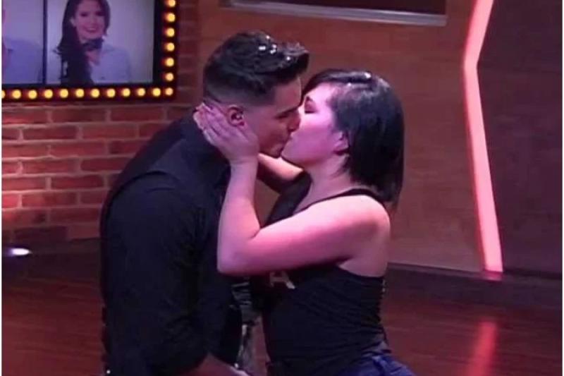 Maluma recordó el beso que se dio con Yina Calderón, en momentos que lo mantienen humilde