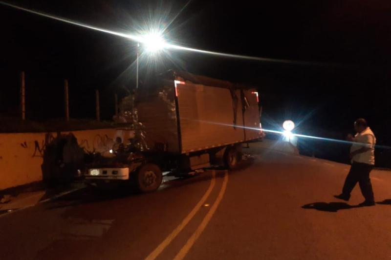 Totalmente aplastada quedó la cabina de furgón tras choque en el Tolima: murió el conductor