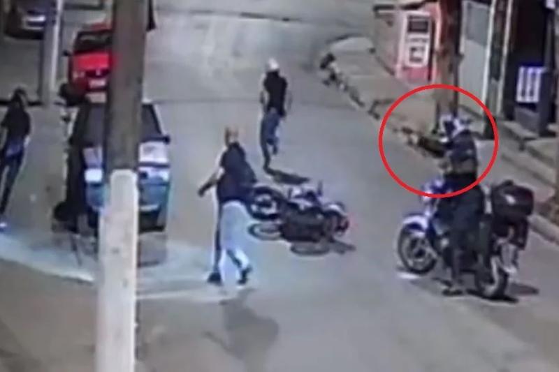 Policía mató a 2 ladrones que robaron a peatón frente a él: la víctima los hizo caer de la moto