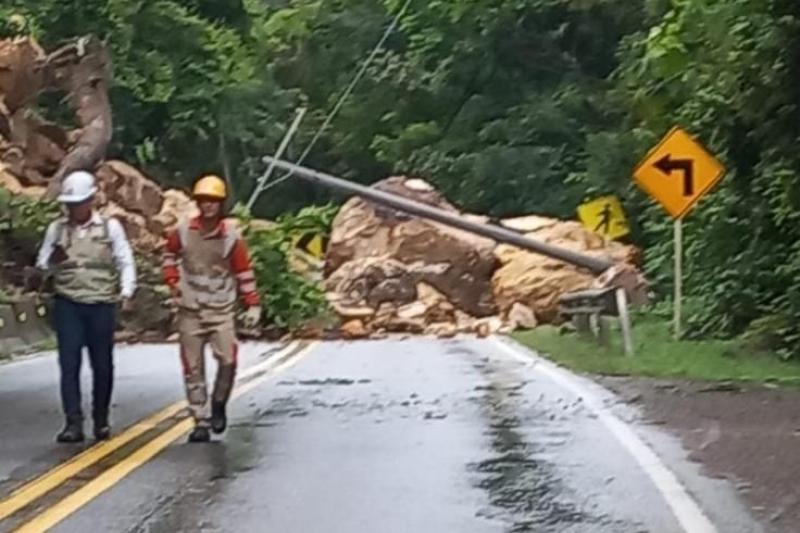 ¡Urgente! Impresionante derrumbe tiene bloqueada la principal vía nacional al Tolima e Ibagué