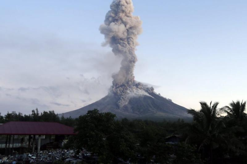 ¡Pánico colectivo! Desalojan a miles de personas por posible erupción volcánica en Filipinas 