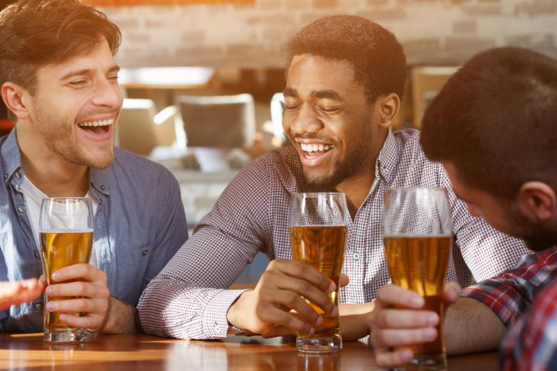 Estudio afirma que hombres en estado de embriaguez pueden sentirse atraídos por otros