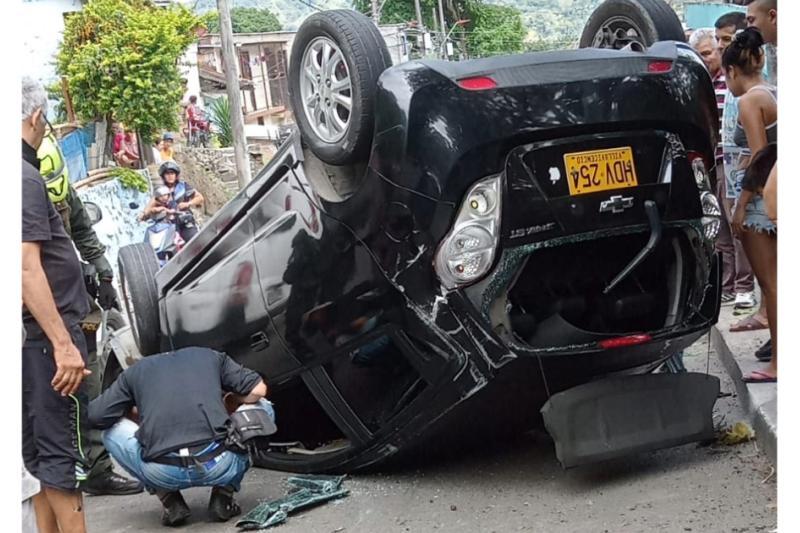 “¡Una ambulancia urgente!”: conductor quedó atrapado en su carro, tras volcarse en Ibagué