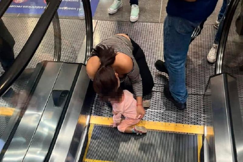 ¡Emergencia en centro comercial! Niña quedó atrapada en escaleras eléctricas: casi pierde la mano