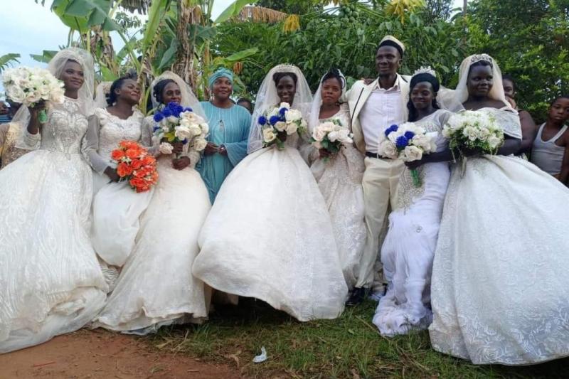 Hombre se casó con siete mujeres el mismo día: dos novias incluso, son hermanas