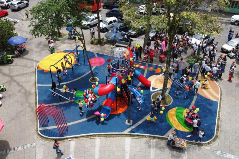 Nuevo plan en Ibagué: así quedó el remodelado parque infantil de la Plaza de Bolívar