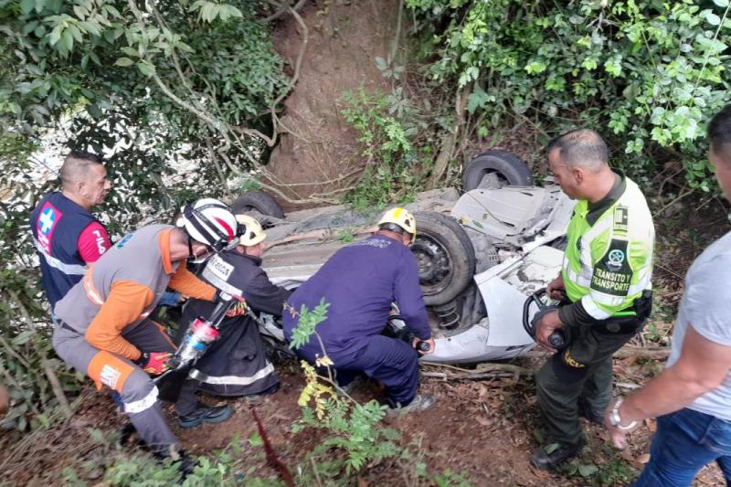 ¡Familia entera sufrió fatal accidente en el Tolima! El carro cayó en el río: hay un muerto