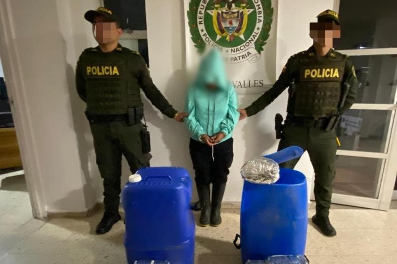 ¡La pillaron! Policías del Tolima quedaron estupefactos con lo que mujer traía entre canecas