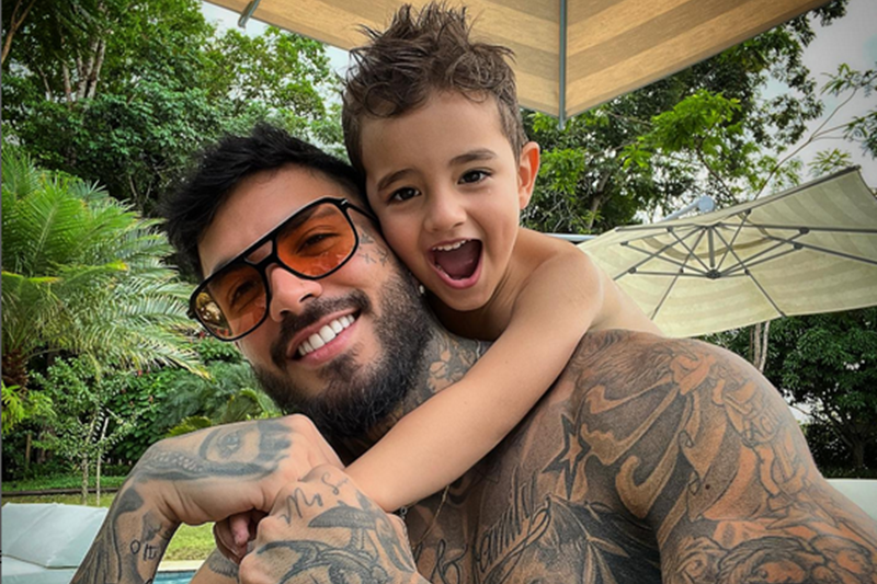 Fuertes críticas a Mateo Carvajal por dejar “tatuar” a su hijo de 4 años: publicó video y lo señalan