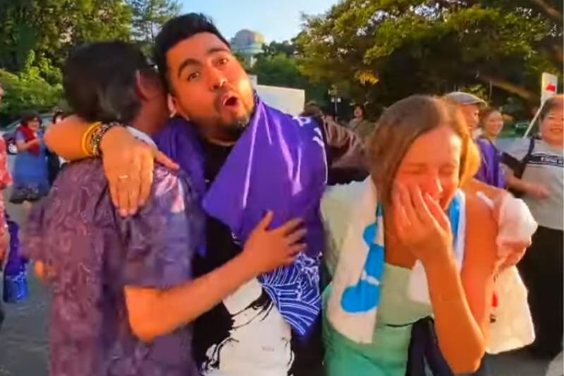 ¡Qué golpe! Laura Acuña acabó ‘cascada’ en episodio de 'La vuelta al mundo en 80 risas': video